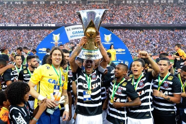 H6W2II3LFVOUVL7X2SW7YXEGM4 Reencontro de ídolos: Cássio e Ralf se abraçam após jogo da Copa do Brasil