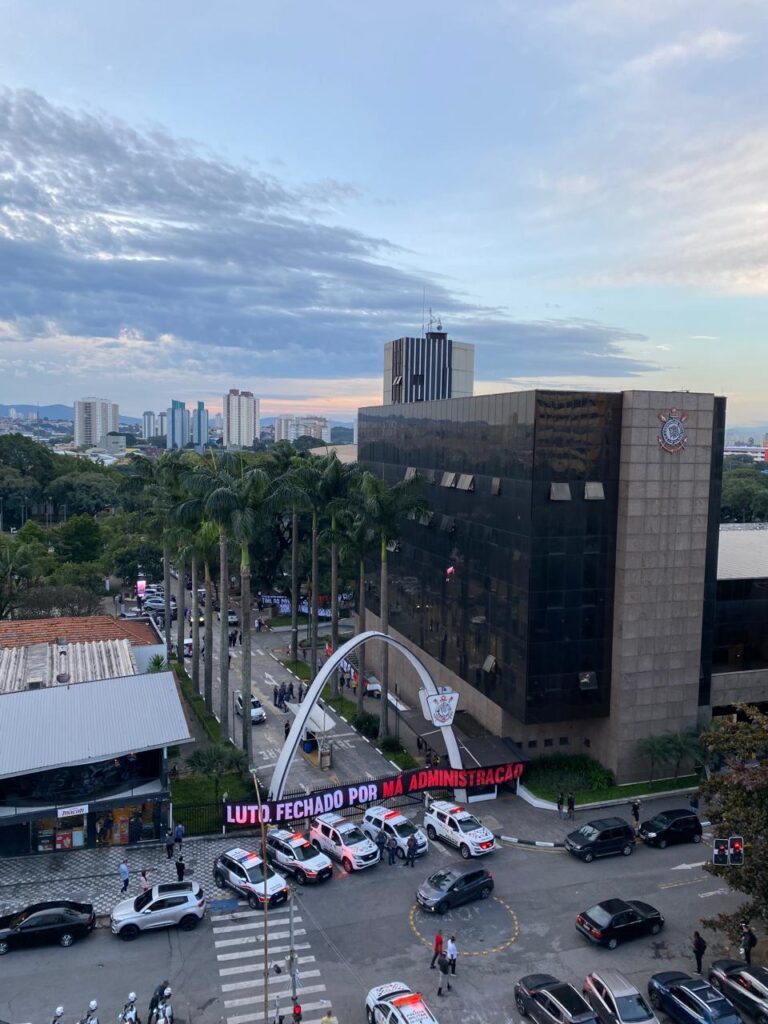 Gsi9MuQWcAACKG_-768x1024 URGENTE! Torcidas organizadas do Corinthians invadem Parque São Jorge em protesto contra gestão