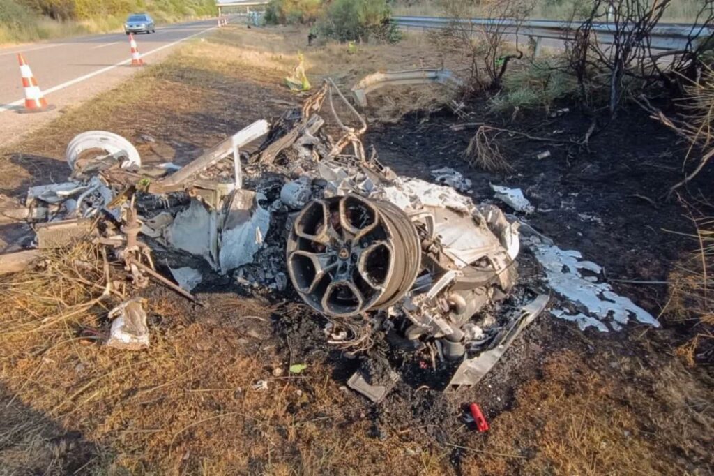 Gu8ZF1sXgAAnd8z-1024x682 Investigação aponta falha na roda e velocidade excessiva como causas do acidente fatal de jogadores